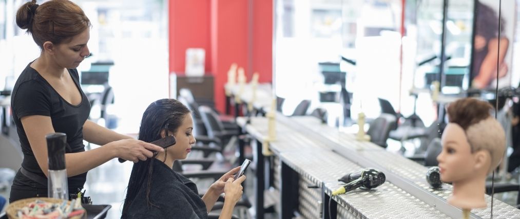 Student working on hair in beauty school