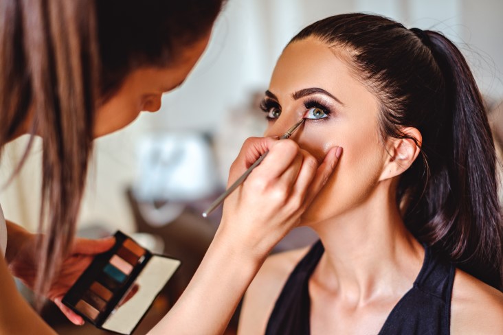 How Much Does A Cosmetologist Earn?